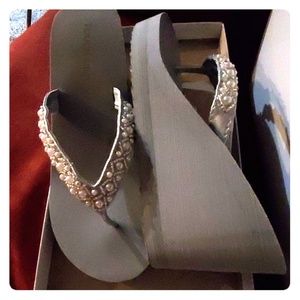 Wedges pearl accent